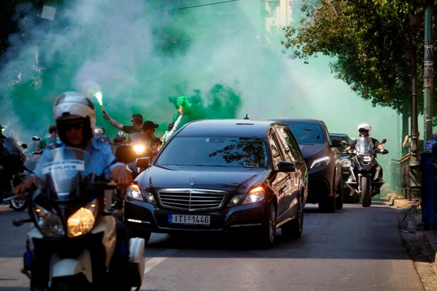 Πορεία οπαδών συνόδευσε τη σορό του Γιαννακόπουλου ως το νεκροταφείο (pics/video)