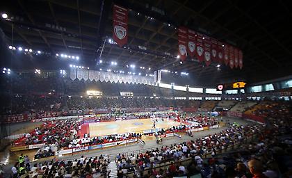 Η «ερυθρόλευκη» εξέδρα του Game 4 στο ΣΕΦ