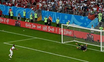 Πήρε πέναλτι μέσω VAR, αλλά το έστειλε… σε άλλο πλανήτη το Περού! (video)