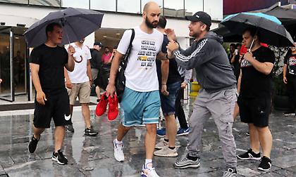 Αποθεώθηκε η αποστολή του Ολυμπιακού στο ξενοδοχείο (pics/video)