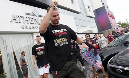 Οπαδός σε Μπόγρη: «Κοπελιά, θα περάσεις καλά σήμερα!» (video)