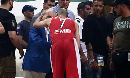 Αγκάλιασε τον Θανάση Γιαννακόπουλο ο Σπανούλης (vid/pics)