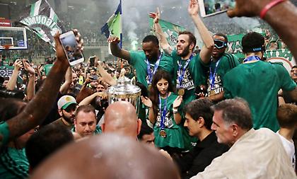 Έδειξαν στον ουρανό και το αφιέρωσαν στον Παύλο! (pics)