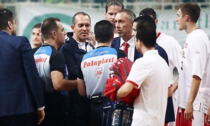 Από μπουκάλι ούζο μέχρι… κροτίδες και πυρσούς είχε το φύλλο αγώνα του ΟΑΚΑ