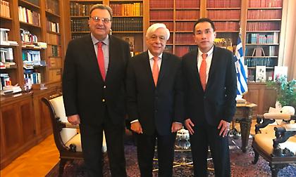 Στον Πρόεδρο της Δημοκρατίας Γκόρντον Τανγκ και Ισίδωρος Κούβελος