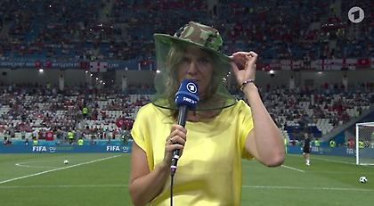 Ρεπόρτερ με καπέλο-κουνουπιέρα στο Μουντιάλ (pic)