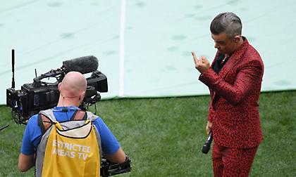 Ρόμπι Γουίλιαμς για την άσεμνη χειρονομία: «Το έκανα, ε; Το έκανα»