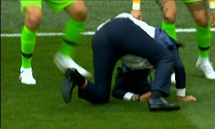 Επική τούμπα του Τίτε στο γκολ του Κοουτίνιο! (video)