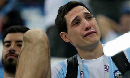 Βουρκωμένος οπαδός της Αργεντινής παρακαλάει τη Νιγηρία να νικήσει την Ισλανδία! (pic)