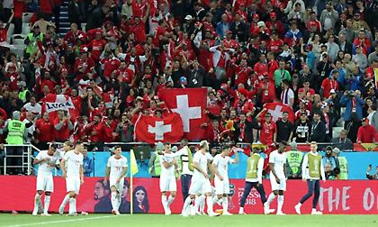 Οπαδός της Ελβετίας πέταξε… κεφάλι τυρί στο γήπεδο! (video)