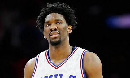 ΝΒΑ: Πρότειναν στη Ριάνα ραντεβού με τον Εμπίντ σε… ζωντανή μετάδοση!