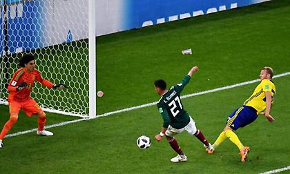 Όλα ευνοϊκά για τη Σουηδία: Έκανε το 3-0 με αυτογκόλ! (video)