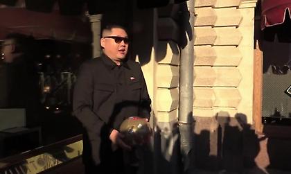 Ο... Κιμ παίζει μπάλα στους δρόμους της Μόσχας