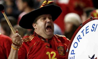 Δεν επιτρέπουν στον Μανόλο να περάσει το τύμπανό του στα γήπεδα της Ρωσίας! (vid)