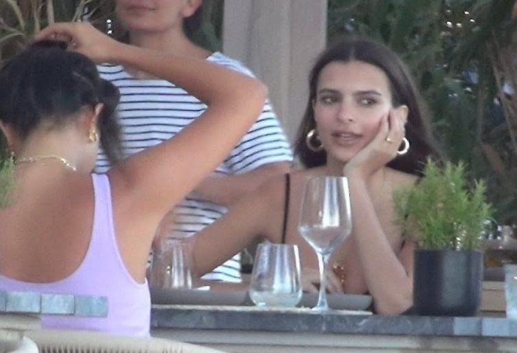 Η Έμιλι Ραταϊκόφσκι κάνει βόλτες στη Μύκονο