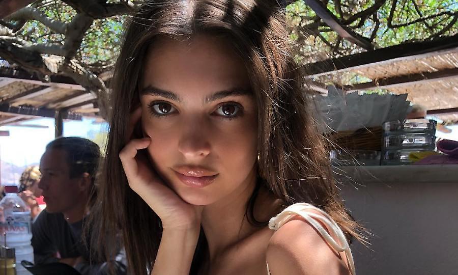 Κοιτάξτε τη θάλασσα, όχι την Έμιλι!