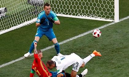 Το… περίεργο αυτογκόλ με το οποίο προηγήθηκε η Ισπανία! (video)