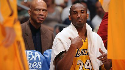 Συνεχάρησαν Λεμπρόν οι θρύλοι Κόμπι και Τζαμπάρ