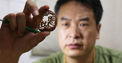 Κινέζος γλύπτης αποτυπώνει στιγμές του Μουντιάλ σε κουκούτσι ροδάκινου