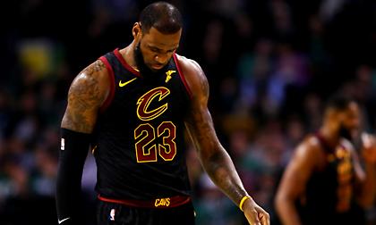 Η στιγμή της... αποκαθήλωσης του Λεμπρόν από το Κλίβελαντ (pic)