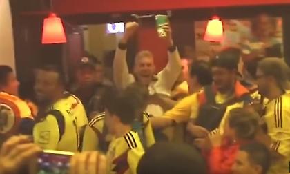 Άγγλος οπαδός πανηγύρισε μέσα σε μπαρ γεμάτο Κολομβιανούς και τους έλουσε με μπύρα (video)