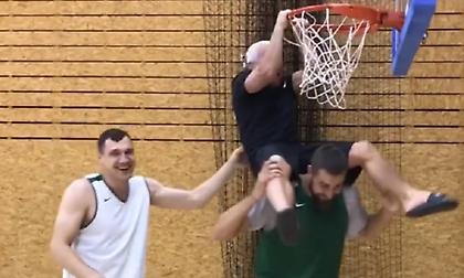 Ματσιούλις και Βαλαντσιούνας βάζουν τον φροντιστή της Λιέτουβα να καρφώσει