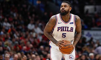 Έμεινε στους Σίξερς ο Τζόνσον