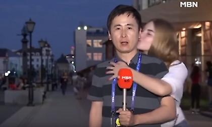 Κορεάτης ρεπόρτερ δέχεται φιλιά από περαστικές φιλάθλους (video)