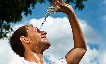 Τρέχοντας στη ζέστη: Να πίνεις κρύο νερό ή να το ρίχνεις πάνω σου;