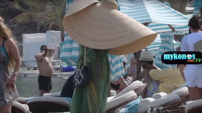 Ποια κρυβόταν στη Μύκονο κάτω από καπέλο-ομπρέλα; (video)