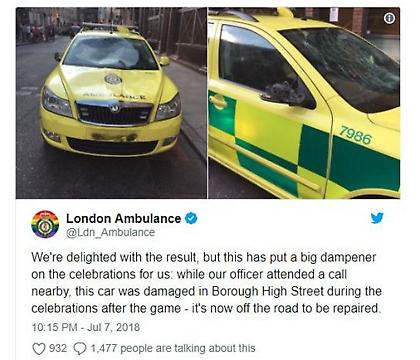 Οπαδοί της Αγγλίας πανηγύρισαν τη νίκη καταστρέφοντας ένα ασθενοφόρο