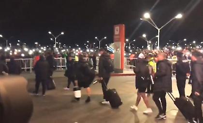 Ανατριχίλα: Χιλιάδες Ουρουγουανοί αποθέωσαν τους παίκτες και τον Μουσλέρα (video)