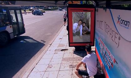 Η στάση λεωφορείων που μιλάει και ρωτάει για το Παγκόσμιο