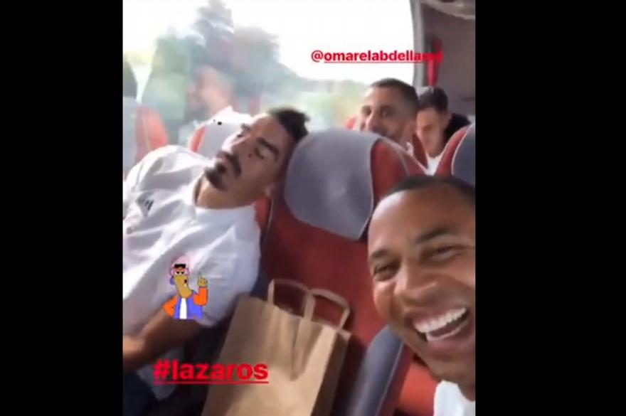 Αποκοιμήθηκε στο πούλμαν ο Λάζαρος και τον… γλέντησαν (video)