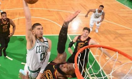 «Έριξε» στο έδαφος πιτσιρικά ο Τέιτουμ (βίντεο)