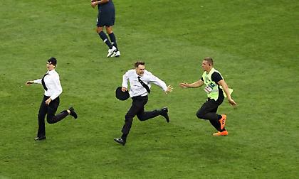 Το «ντου» στον τελικό του Παγκοσμίου Κυπέλλου από ακτιβιστές (video)