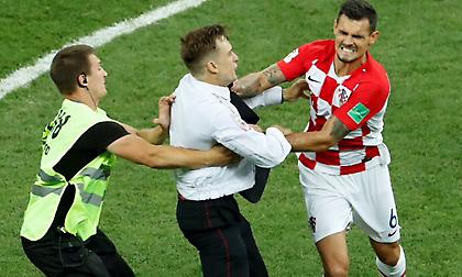 Την… έπεσε στον έναν εισβολέα ο Λόβρεν (pics)