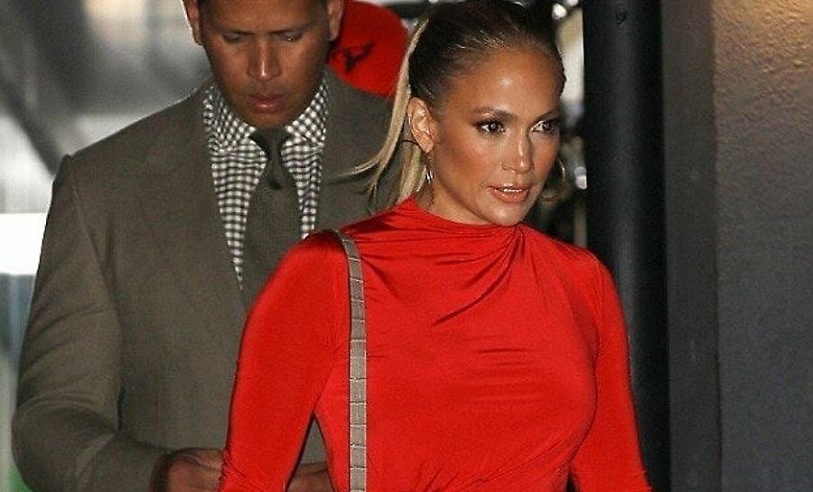 Τζένιφερ Λόπεζ: Με κατακόκκινο σούπερ μίνι φόρεμα σε βραδινή έξοδο