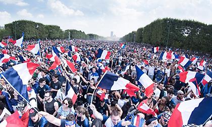 Υποδοχή ηρώων στο Παρίσι για τους θριαμβευτές της Ρωσίας! (videos)