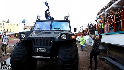 Ο Μαραντόνα παρουσιάστηκε σε στρατιωτικό τζιπ ως πρόεδρος της Μπρεστ (pics)