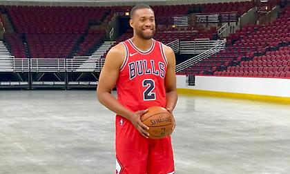 Ο Τζαμπάρι Πάρκερ με τη φανέλα των Μπουλς (pics)