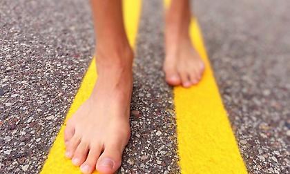 Πόσο καλό μας κάνει να περπατάμε ξυπόλυτοι;