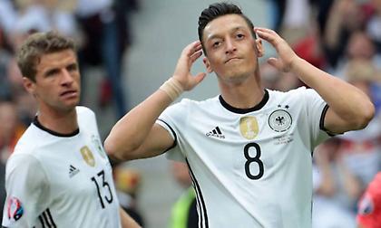 Η γερμανική ομοσπονδία απορρίπτει τις κατηγορίες περί ρατσισμού του Μεσούτ Εζίλ