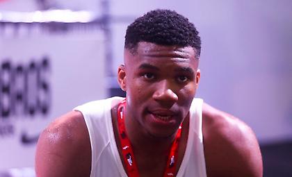 Αντετοκούνμπο: «Να μείνουνε όλοι μαζί και να μην ξεχάσουμε ποτέ...»