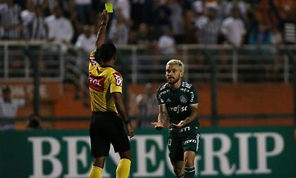 Οι Βραζιλιάνοι διαιτητές δείχνουν κίτρινη στους πανηγυρισμούς!