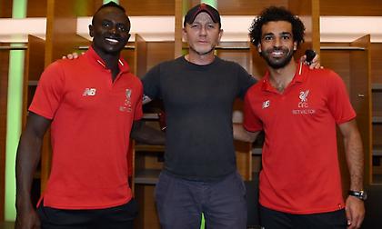 Στα αποδυτήρια της Λίβερπουλ ο «Τζέιμς Μποντ» (vid)