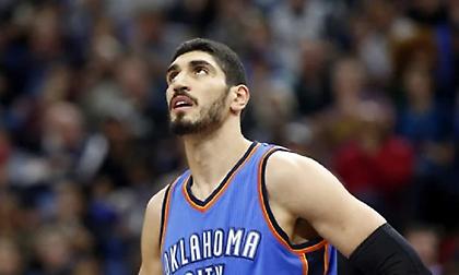 Ενές Καντέρ: Η καρδιά μαζί με την ελληνική και τουρκική σημαία (photo)