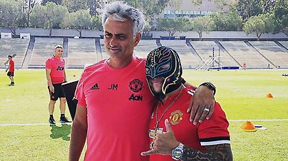 Αγκαλιά με τον Μουρίνιο ο Rey Mysterio (pics)