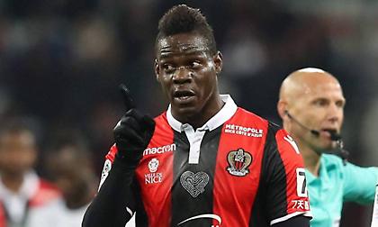 Ο Μπαλοτέλι έβαλε… ακατόρθωτο βολέ εκτός γηπέδου και προκάλεσε Ζλάταν, Νεϊμάρ και Εμπαπέ (video)