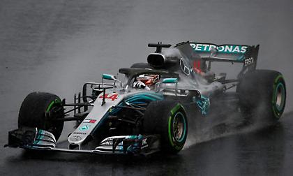 Pole position με… χορό στη βροχή από τον Χάμιλτον!